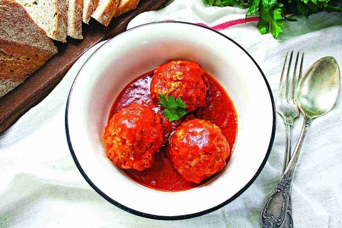 Фрикадельки в томатному соусі - смачна і ситна страва для будь-якого гарніру